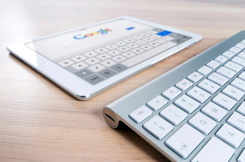 best content writer in dubai with the ipad and keyboard.